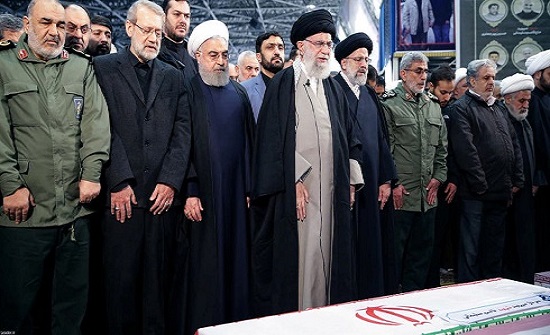بكاء مر.. شاهد خامنئي يذرف دموعه فوق جثة سليماني بكاء مر.. شاهد خامنئي يذرف دموعه فوق جثة سليماني