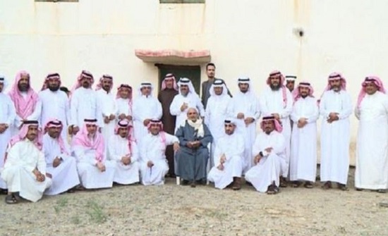 طلاب يكرمون معلمهم المصري في السعودية رغم مرور 40 عامًا