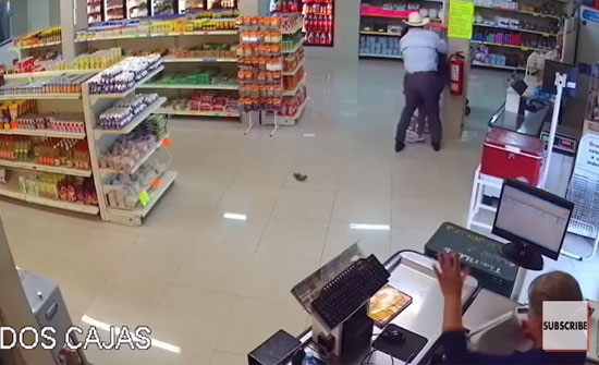 رجل شجاع يحبط محاولة سرقة مسلحة (فيديو)