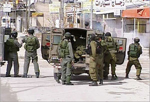 إصابة 30 مواطنا بحالات اختناق على حاجز قلنديا شمال القدس  