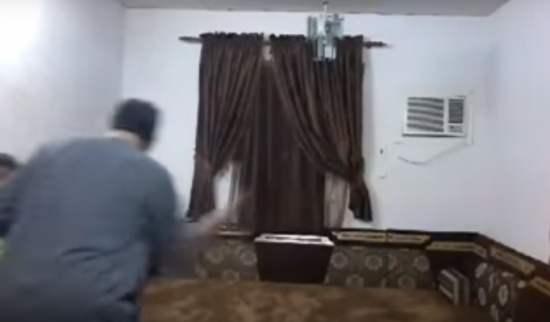 بالفيديو .. خليجي يقوم بجلد جماعي للاطفال يتصدر التويتر بالفيديو .. خليجي يقوم بجلد جماعي للاطفال يتصدر التويتر