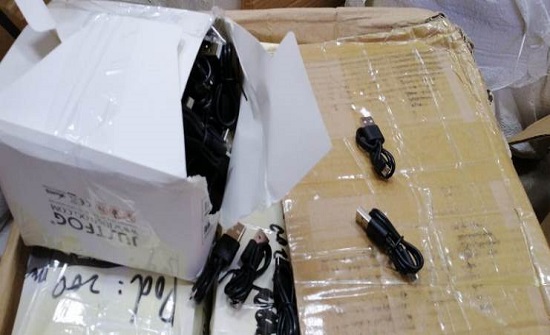 بالصور : احباط تهريب سجائر الكترونية وكروزات دخان