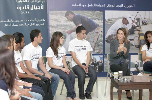 الملكة تشارك مجموعة من الشابات والشباب القيادين قصص نجاحهم 