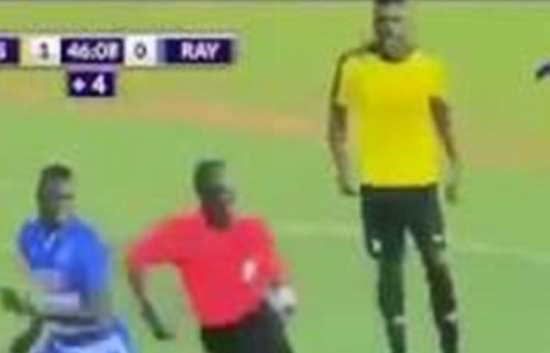 شاهد..مهاجم يضيع أهدافا محققة ويسجل بعد نزع سحر من مرمى الخصم