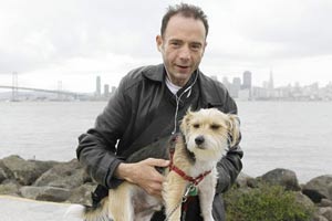 "صدفة" تقود شاذا للشفاء من الإيدز والسرطان بجراحة واحدة