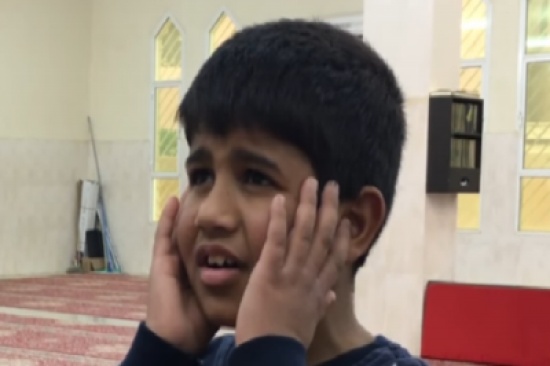 شاهد: من هو الطفل الذي أذن وأبهر السعوديين؟