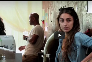 شاهد.. فتاة بقدرات خارقة تثير ذعر رواد مطعم