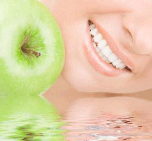 تعلمي كيف تحمي شفتيك من التشقق