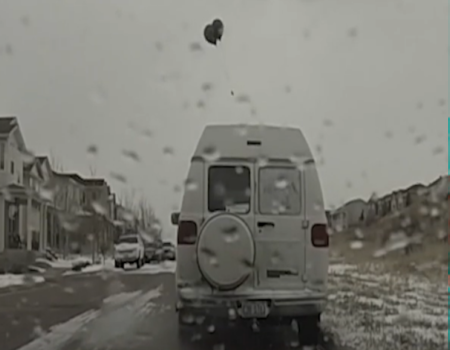 بالفيديو.. رجل يتخلص من المخدرات في "بالون" للهروب من الشرطة