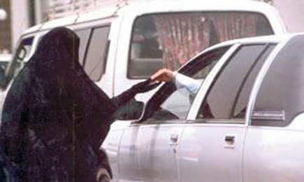 إلقاء القبض على رجل يرتدي لباس امرأة يتسول أمام مسجد الجامعة الاردنية 