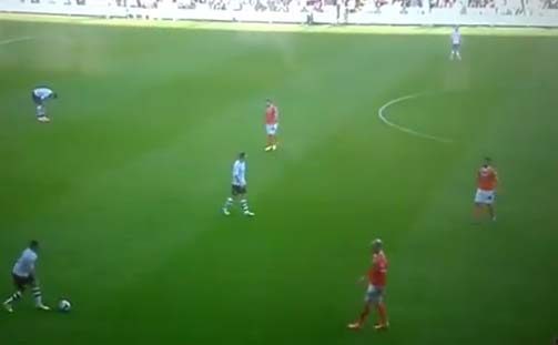 جماهير ترمي كرات تنس على اللاعبين