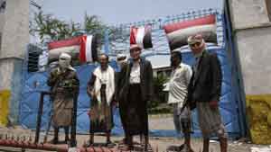 اليمن: محاولات لإقناع الرئيس صالح بالتوقيع على المبادرة الخليجية ونقل كامل صلاحياته لنائبه