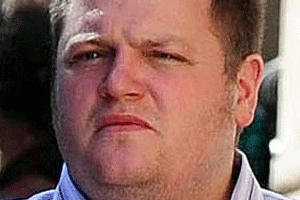 بريطاني يهين المسلمين بوضع لحم خنزير في أحذية المصلين