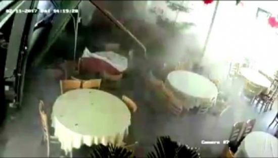 فيديو| حادث مروع.. شاحنة تحمل 20 طناً من الإسمنت تقتحم مطعماً وهذه النتيجة! فيديو| حادث مروع.. شاحنة تحمل 20 طناً من الإسمنت تقتحم مطعماً وهذه النتيجة!