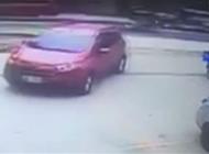 بالفيديو: حارس أمن يساعد هذه السيارة على الخروج من الموقف ولكن!