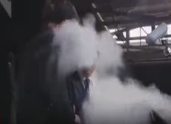 بالفيديو: امرأة مسلمة تلقي الطحين على وجه الرئيس الفرنسي