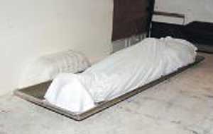 ابن عثر على والده جثة متحللة تحت درج منزله 