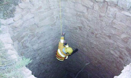 محاولات إنقاذ لعامل وافد محتجز تحت ردم بعمق 4 متر في شارع مكة 