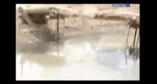 بالفيديو : سقوط مذيع قناة عراقية في النهر اثناء تقديمه البرنامج