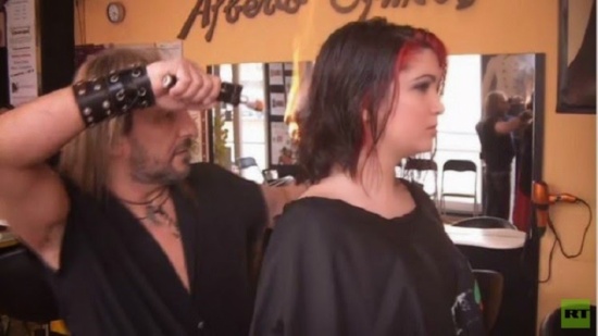 بالفيديو.. صالون لقص الشعر بالنار والسيوف والسكاكين