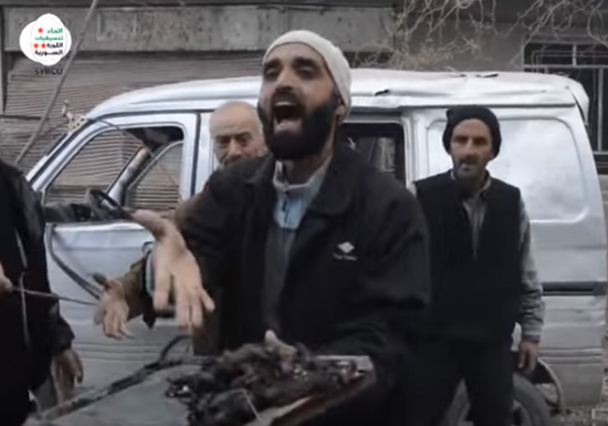فيديو مؤثر | سوري يصرخ بعد مجزرة جسرين : " لحم للبيع "