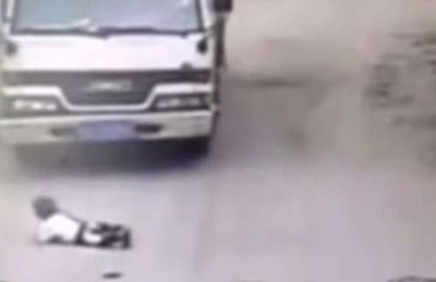 طفل صيني ينجو بأعجوبة بعد مرور شاحنة فوقه طفل صيني ينجو بأعجوبة بعد مرور شاحنة فوقه