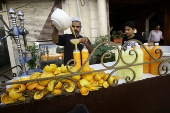 بائع عصير عمّاني  : انا نادم لان " بيريز "  تناول عصيري