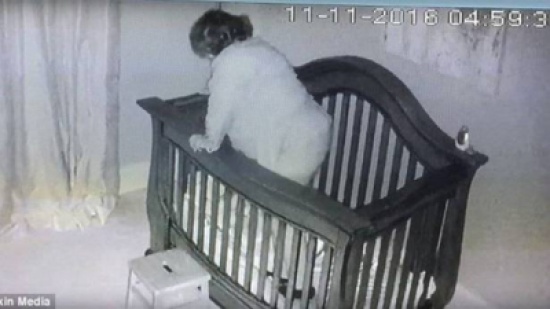 بالفيديو: كاميرا المراقبة تلتقط أغرب حادثة بين جدّةٍ وحفيدها