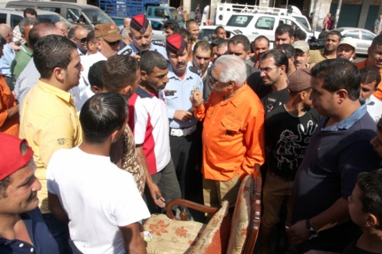 أمين عمان يرتدي ملابس عمال الوطن في وسط البلد ( صورة )