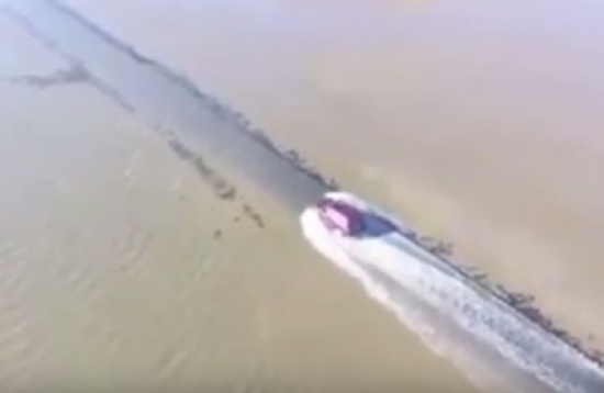 شاهد.. سائق مجنون يجازف بحياته ويعبر جسرا مغمورا بالمياه