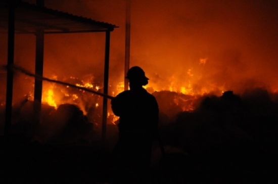 2500 رجل إطفاء يحاولون السيطرة على حريق