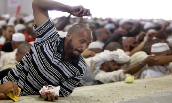 معتقد خاطئ يقود حاجا لضرب الشيطان