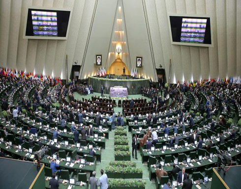البرلمان الإيراني يعزل وزير الاقتصاد