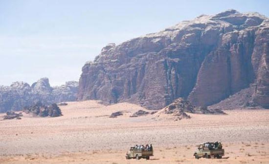 الدفاع المدني وسلاح الجو الملكي ينقذان شخصين علقا  في وادي رم