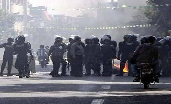 مسلحان يفجران شاحنة لنقل الغاز في إيران ومقتل شرطي