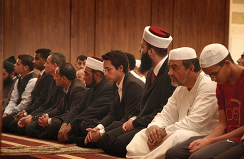 الأمير الحسين بن عبدالله الثاني يشارك المصلين تأدية صلاة الجمعة الأمير الحسين بن عبدالله الثاني يشارك المصلين تأدية صلاة الجمعة