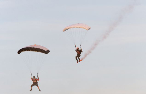 بالصور.. رقم قياسي في استخدام أصغر مظلة قفز بالعالم