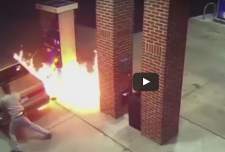 شاهد.. حاول احراق عنكبوت في محطة وقود.. والنتيجة؟