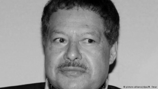 مصر تودع أحمد زويل بجنازة عسكرية وشعبية تقدمها السيسي مصر تودع أحمد زويل بجنازة عسكرية وشعبية تقدمها السيسي