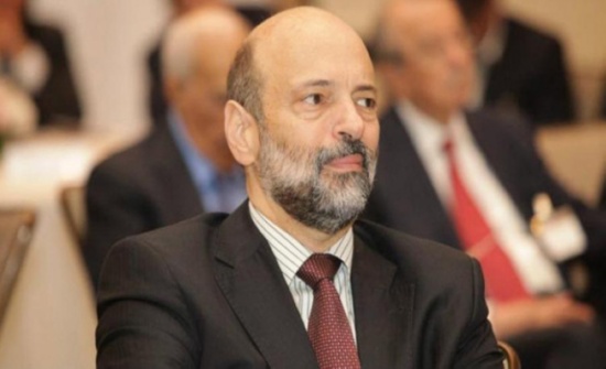 الرزاز يشيد بدور القوات المسلحة الأردنية في دعم جهود "التربية"