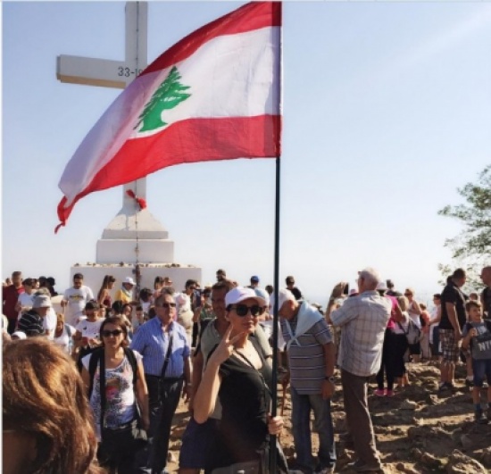 سيرين عبد النور ترفع العلم اللبناني في مديوغوريه سيرين عبد النور ترفع العلم اللبناني في مديوغوريه