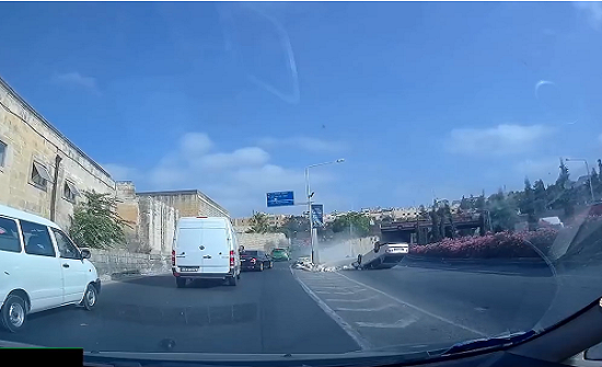 بالفيديو: تردد سائق في مالطا يتسبب في انقلاب سيارته