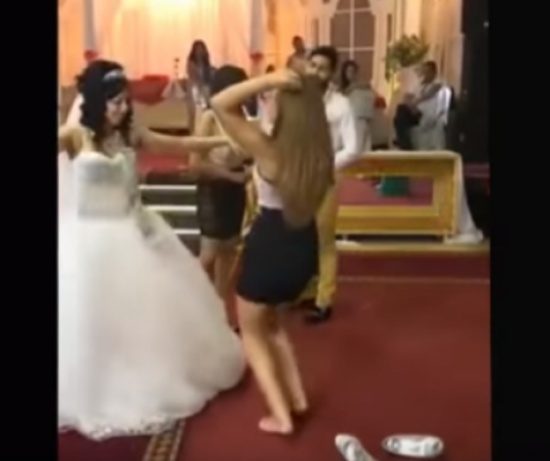 فيديو| خطيبته السابقة خلعت حذاءها ورقصت أمام عروسه لاستفزازها!
