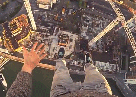 شاب متهور يتسلق رافعة