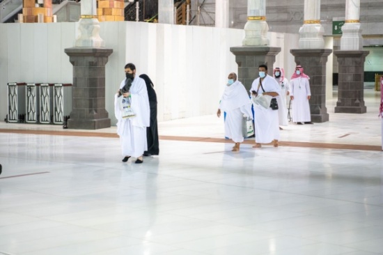 مطالبة بإعفاء المعتمرين من رسوم فحص كورونا بعد عودتهم