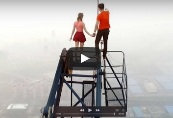 بالفيديو.. موعد غرامي فوق أطول رافعة في الصين