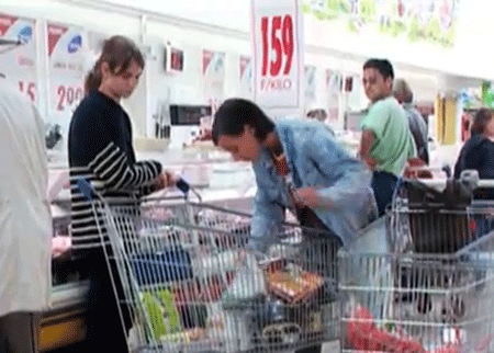 الفتاة والتسوق