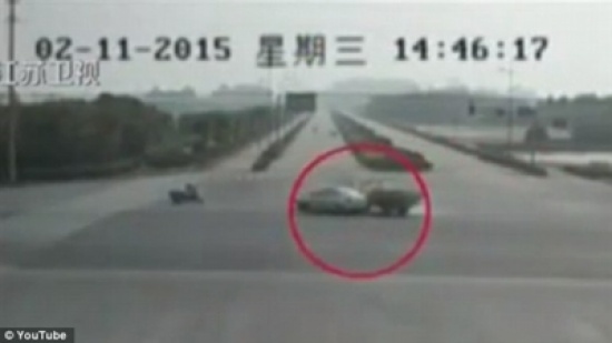 بالفيديو:«توك توك» ينجو من حادث تصادم بأعجوبة