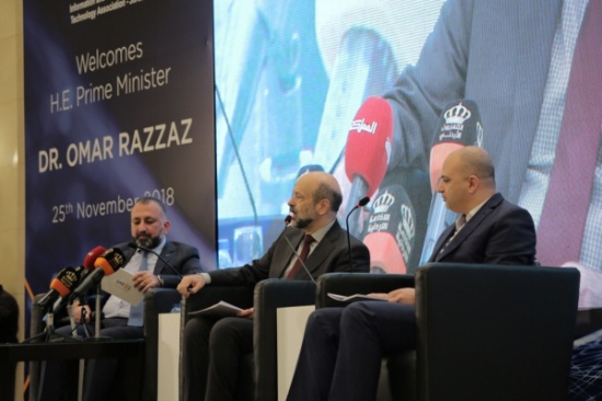 الرزاز : نطمح للتعاون مع القطاع الخاص في تعزيز "النقل العام" الرزاز : نطمح للتعاون مع القطاع الخاص في تعزيز "النقل العام"