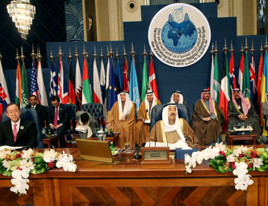 أمير الكويت يعلن التبرع بنصف مليار دولار لاغاثة الشعب السوري